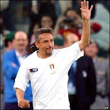 Image <b>Roberto Baggio</b> waves to the fans Picture