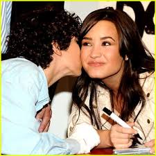 Demi Lovato Gets A Spanish - via Daymix