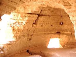 Qumran  Cave   4 interior
