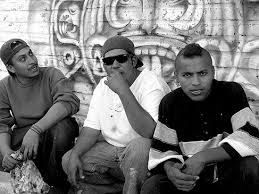      de unos  cholos   vienen hacia mi