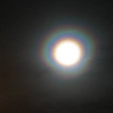 Phenomena : Lunar Corona - via Daymix