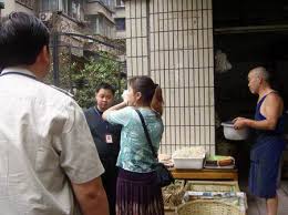 成都女摊主用尿泼城管被判八个月