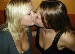2 babes kissing
