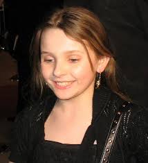 Abigail Breslin Slideshow - via Daymix