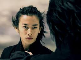<b>佐藤健</b>が謎の黒装束姿でスーパー忍者に変身 - MovieWalker