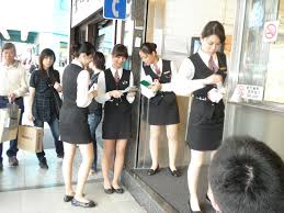 なぜかみんな超ミニスカ
