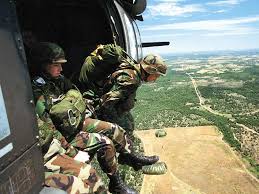 Army Airborne soldiers - via Daymix