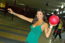 How to Dress for a Bowling