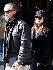 Jesse James and Sandra Bullock - via Daymix