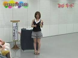 そこでは、わき毛を見せるポーズ