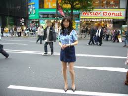 ふと横を見ると婦警さんも歩いています ...