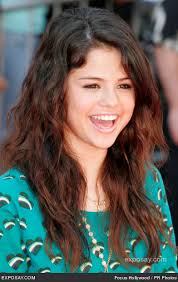 Selena........ selena gomez - via Daymix