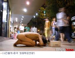 【中国】裸で物乞いする10歳前後