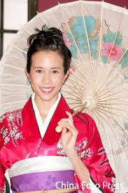 林志玲身穿浅蓝色和服樱花树下