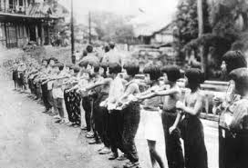 疎開先の学寮前で乾布摩擦をする