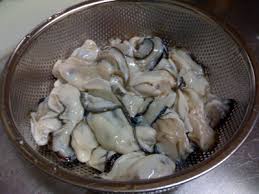 カキを軽く洗ってザルに上げます