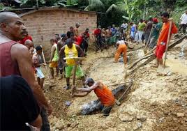 Chuva: Salvador tem mais um desaparecido; corpo de mulher é encontrado. A Tarde On Line. Fernando Vivas / Agência A TARDE. Em Pirajá, moradores continuam em