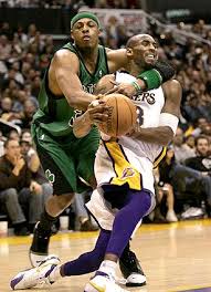 Kobe Bryant Vs Paul Pierce - via Daymix