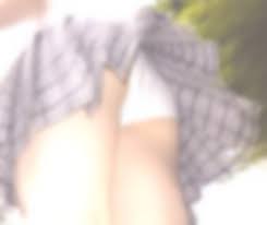 A「女子高生たち、パンツ見られ