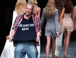 Designer Alexander McQueen - via Daymix
