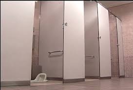 盗撮目的に女子トイレ侵入で警察