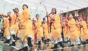 育英小学19名女生担任佾生。