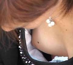 胸チラ ...