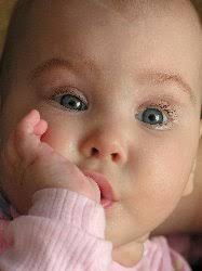 Cute thumb-sucking baby - via Daymix