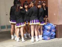 まずは明大のチアガールを紹介