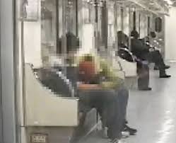 地下鉄内'同性性行為動画'が