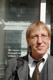 Martin Behrsing vor dem Sozial