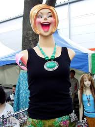 笑顔すぎるマネキン人形