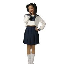 純白の上着が清楚なセーラー服
