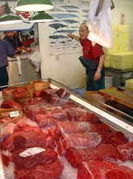Japanese whale meat market - via Daymix