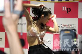AV女优助阵表演成人展新民网