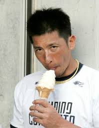 練習後、ソフトクリームをなめる