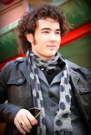 Kevin Jonas - via Daymix