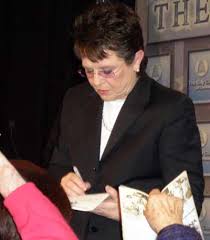 Billie Jean King signing - via Daymix