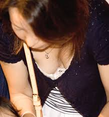 薄着に覗きたいお姉さんの胸チラ
