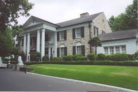Graceland, Elvis Presleys home - via Daymix