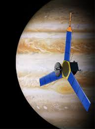 The Juno spacecraft in front - via Daymix