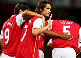 Image <b>...</b> midfielder <b>Tomas Rosicky</b> holds <b>...</b> Picture