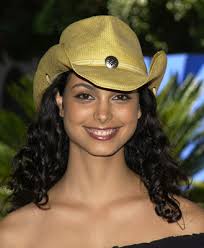 actress Morena Baccarin - via Daymix