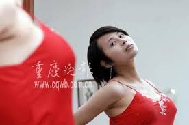 摘除男性生殖器，塑造女性生殖器