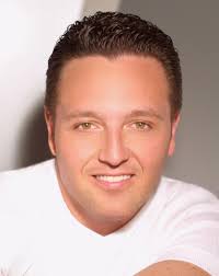 John Edward, renowned psychic - via Daymix