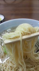 麺は細麺ストレートでツルツル