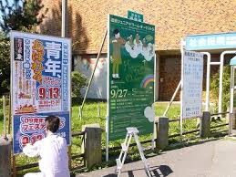 通りかかった小学生の集団がチラ