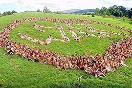 700 mulheres nuas protesta