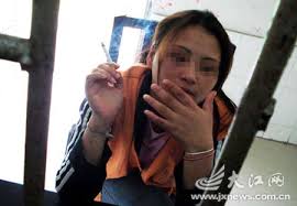 女子嘴含迷药吻晕好色男子后