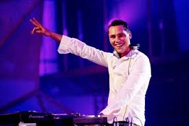 Best known for being the first  DJ   to    